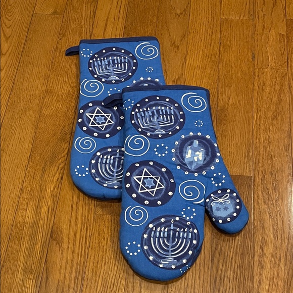 Hanukkah Kitchen Mitts, Towels and Potholder - Picture 5 of 8